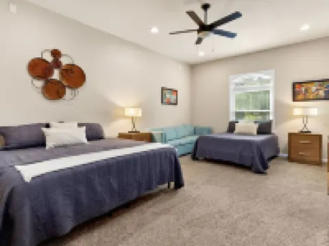 Huge House on Constant Level Lake Placid: Sleeps 30, Great for Multi-Family Hotéis em McQueeney
