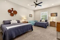 Huge Waterfront Lodge: Sleeps 30, Perfect for Reunions & Retreats! Hotels in McQueeney