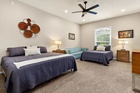 Huge Waterfront Lodge: Sleeps 30, Perfect for Reunions & Retreats!