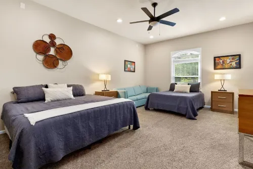 Lakefront Lodge: Large 5Br, Sleeps 30, Steps to Water – Perfect for Reunions!