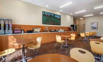 Econo Lodge Inn & Suites