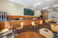 Econo Lodge Inn & Suites