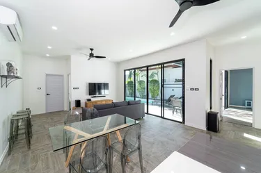 รูปภาพของวิลล่า อินทราที่มีดีไซน์ 2 ห้องนอนพร้อมสระว่ายน้ำออกซิเจน