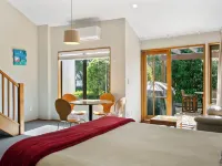 Cascades Lakefront Motel Hotels in Taupo