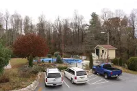 Echo Mountain Inn - parking