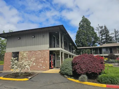 Village Inn Hotels near Island Park