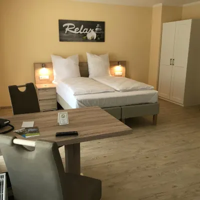 Hotel Select Suites & Aparts Hotels near Holt