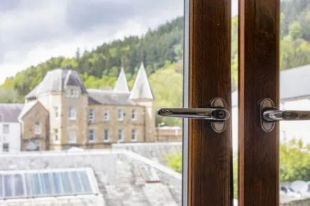 Crown Hotel Отели рядом с достопримечательностью «Bracklinn Falls Bridge and Callander Crags»