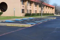 Days Inn by Wyndham Sherman - parking