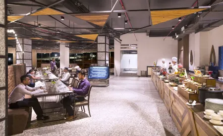 Regenta Central Hotel & Convention Centre Nagpur Отели рядом с достопримечательностью «Numismatic Art Gallery by Twentieth Century Coins»