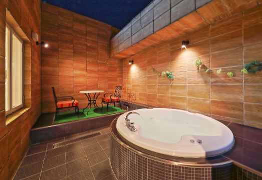 호텔 파인 가든 스즈카의 넓은 객실 내부