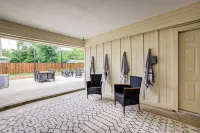 Casablanca Waco 5 Mins from Baylor and Magnolia with Hot Tub,Firepit, Pet Friendly