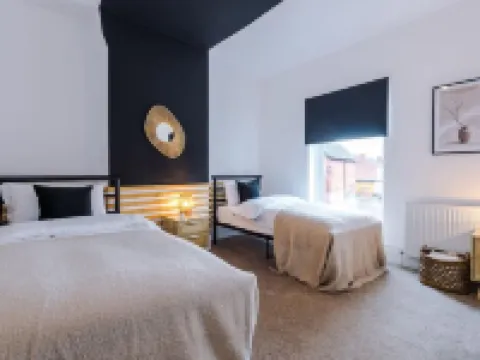 Modern & Chic Four Bedroom Home Hotels in Eccles