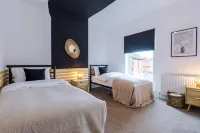 Modern & Chic Four Bedroom Home Hotels in Eccles