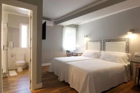 Hostal Los Castañuelos Отели в г. Канделеда