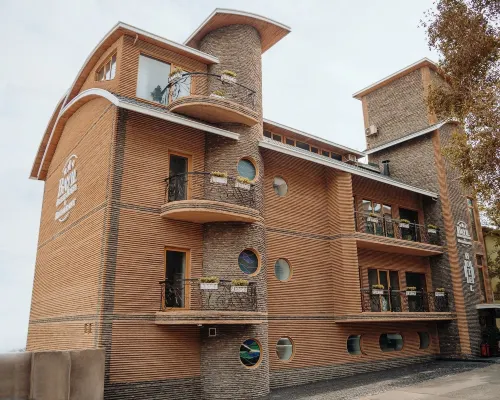 Bayil Breeze Hotel & Restaurant Hoteles cerca de Plaza de la Bandera Nacional