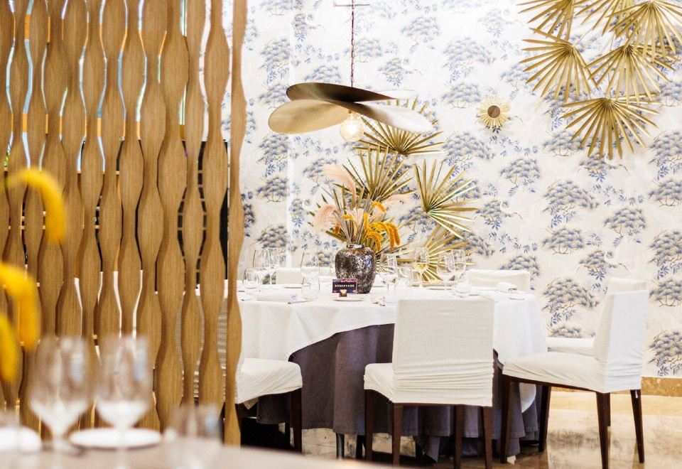 호텔 직원의 친절한 응대 모습