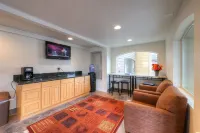 Newport Inn by OYO - Hwy 101 - parking