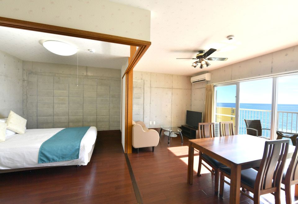 추라우미 온 더 비치 모토부의 해변가 객실 발코니 전경