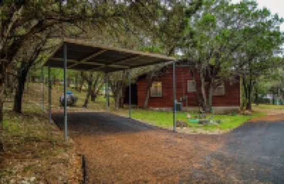 Charming 3-bedroom cabin with WiFi, AC in serene Wimberley