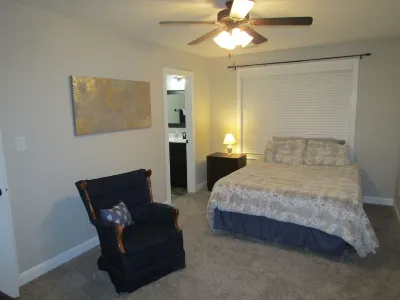 Cheerful 2-Bedroom Townhouse with Pool 거버너스 스퀘어 몰 주변 호텔