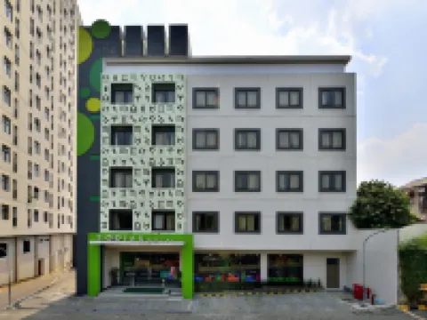 Zodiak MT Haryono by Kagum Hotels Hotels near Jalan Jendral Basuki Rachmat