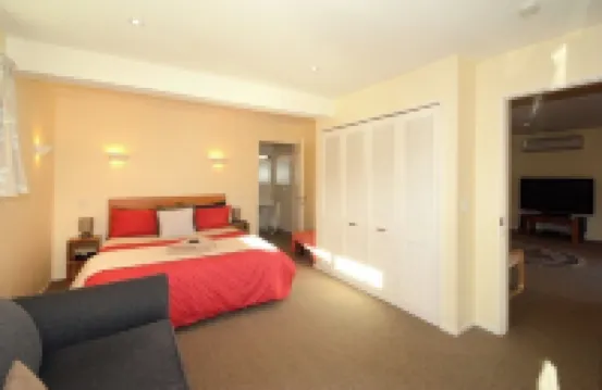 Baldwin Street Bnb Hotels near Otago Museum