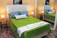 Stylish 1r-1b Apt Near the Beach and Main Street