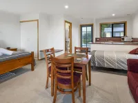 Marsden Court Apartments โรงแรมในสตราฮาน