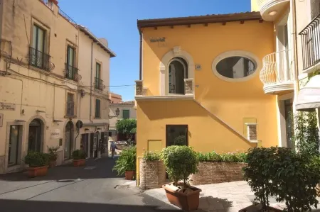 Casa Turrisi Отели рядом с достопримечательностью «Палаццо Корвайя»