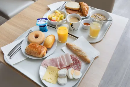 Kyriad Paris Est - Bois de Vincennes Отели в г. Шарантон-ле-Пон