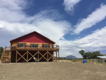 Eycat Lodging Company