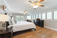 Quiet Lakefront. Huge 5/3. Deep Water. Pontoon Boat Available.