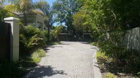 Cherry Berry Guest House Отели в г. Джордж