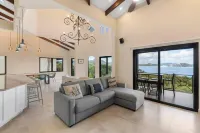 Stylish Villa with Brand-New Furniture, Panoramic Ocean Views, and Infinity Swimming Pool & Hot Tub Hotels in Las Catalinas