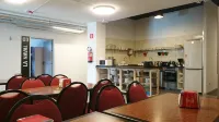All Iron Hostel - sarapan