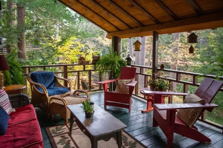 Uncle Joe's Cabin, Lakefront