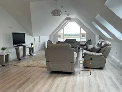 Luxury Waterfront Apartment Hotel di 