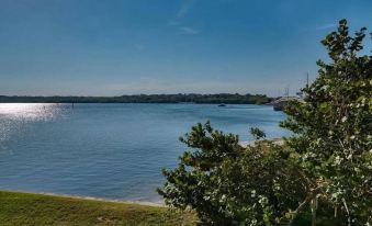 The Bayview a Quaint 1 1 Balcony on the bay