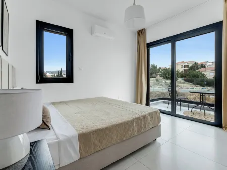 Sanders Elgio - Neat 3-Bdr Apt with Rooftop