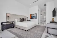 Luxury Retreat Pool, Putting Green + Pickleball Sleeps 17 Bravo Villa 8 by Avantstay