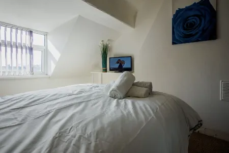 Wood Hus Lodge Very Lovely Specious Room 5 Отели рядом с достопримечательностью «The Excel Academy»