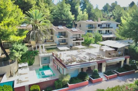 Rahoni Cronwell Hotel by Diomedes Group