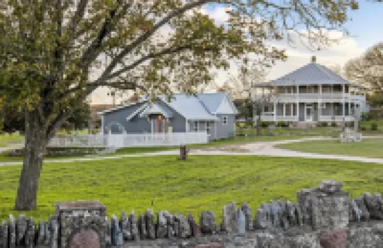 Kingsby Cottage - 1BR & Mountain Views