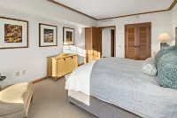 Premier 5th FL-180 River View-Grand Balcony-Pool-Hottub-Laundry-Dining-Kitchen