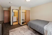Spacious Apartment with Fitness Center and Balcony - Inviting Modern Retreat Hotels in Ontario