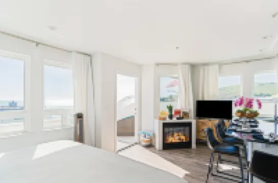 Charming Coastal Retreat with Lounge Access and Full Kitchen - Inviting Escape