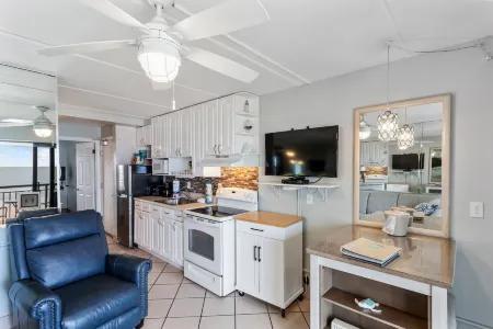 Ocean View and Comfortable Living Space - Beachy Retreat