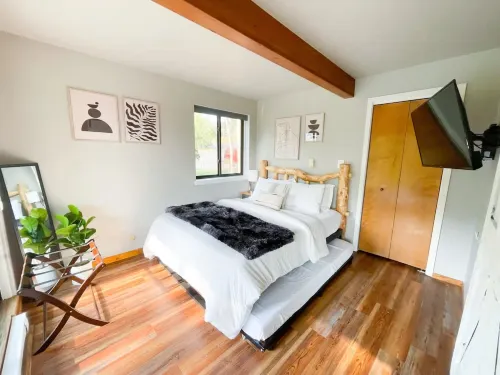 Modern 2BR on Mountain | Hot Tub | Walk to Resort Hotels in Crested Butte