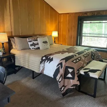 WALK TO SLOPES.  Make memories at Deerwoods, a traditional Mountain Lodge.